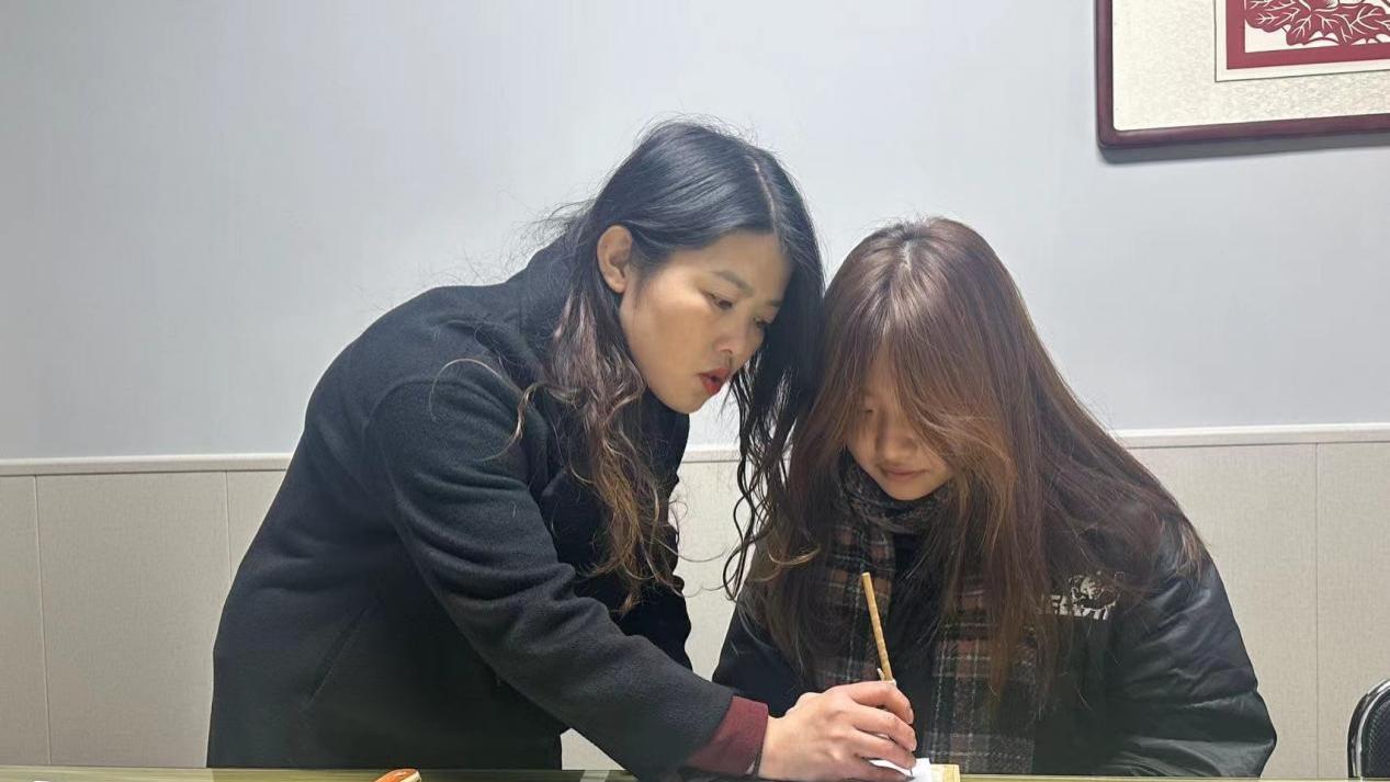 重拾剪纸非遗，传承文化之志 ——社会实践队走进剪纸体验馆 深度体验传统文化魅力