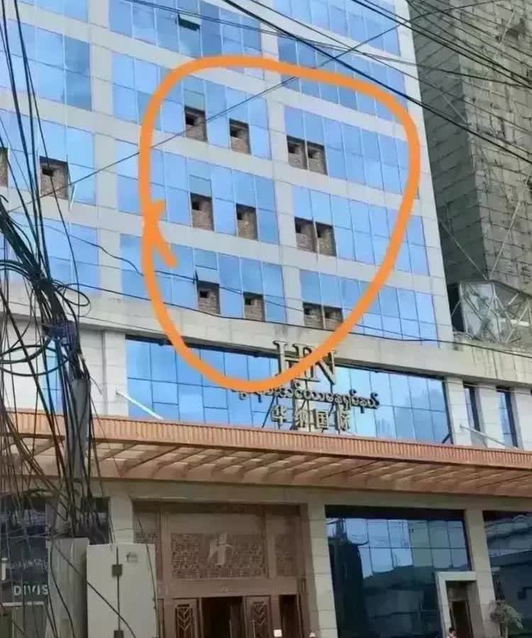 白应苍拒绝投降，改造诈骗园区成碉堡，准备与同盟军对抗。然而，被围困的园区没有胜算