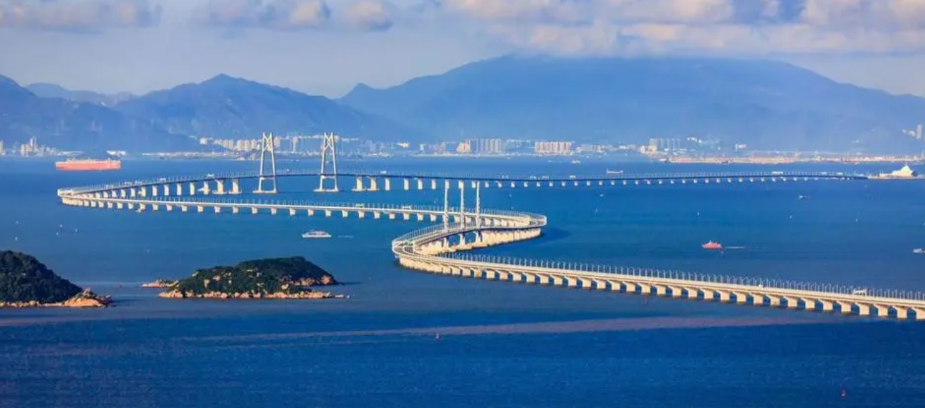 明明已有港珠澳大桥，为何又耗资500亿建深中通道？港珠澳大桥的建设对大湾区的发展
