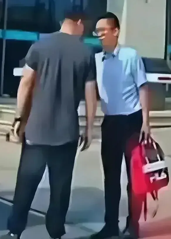 近期，网络上出现了关于手拎“废了”小书包，书包里装着印刷品的人是珠海市教育局办公