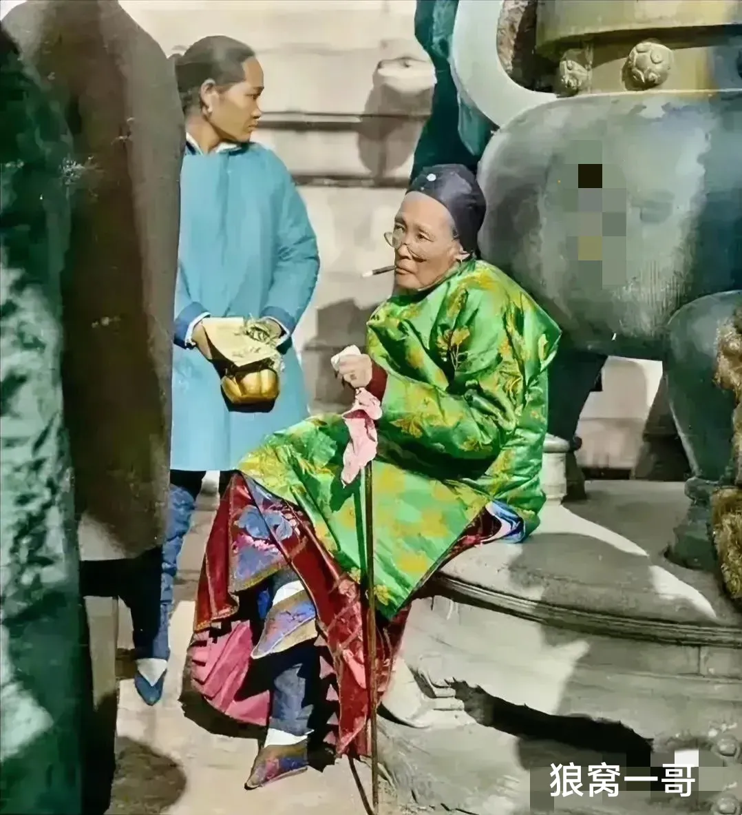 为啥要推翻旧社会，这张照片是民国时期地主婆带着老妈子的真实场景，地主婆身上绫罗绸