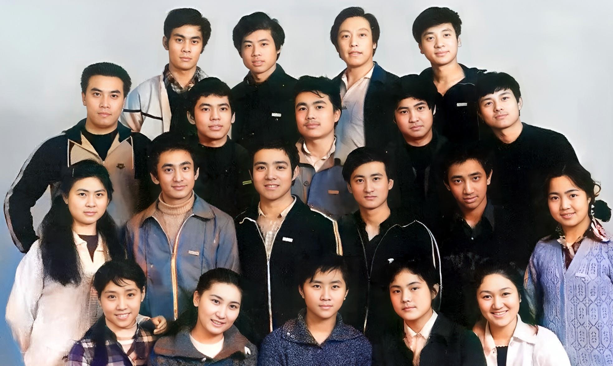 1982年，北京，82届中央戏剧学院学生毕业照。这一届的毕业生中的许多男生后来发