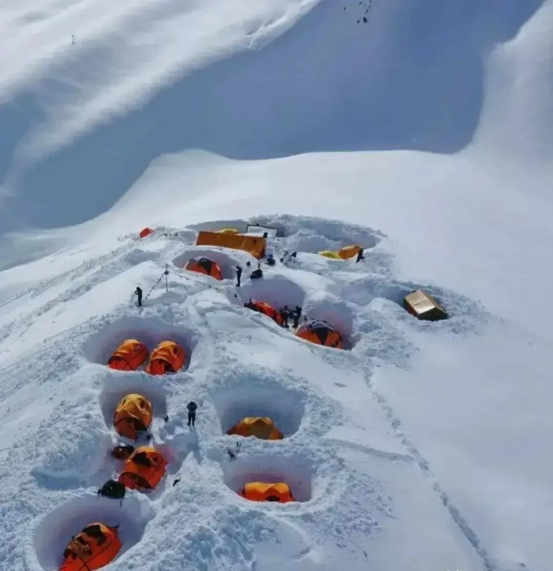 原来攀登珠穆朗玛峰，攀登队员们是这样在雪山上过夜的。

他们睡在挖好的坑洞里，组