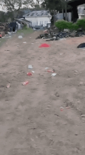 缅军第125营打出巨大白旗，大批突击步枪和防弹衣全部放在院子里，士兵解除武装排队