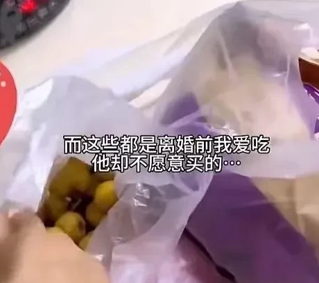 陕西，女子和前夫离婚后，前夫来看孩子。但孩子睡着了，前夫亲了亲孩子，可是没有和女