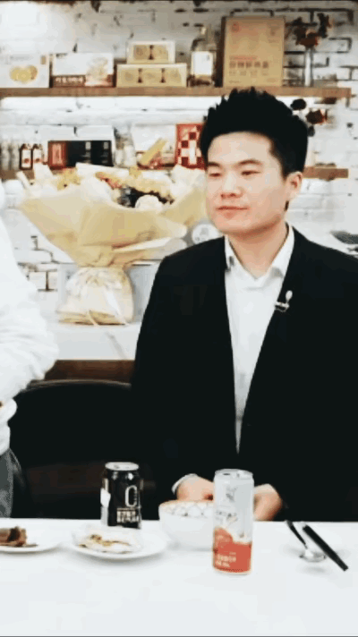 
董老师其实也很清楚，终究还是自己扛下了所有。以后基本不会参与直播，会逐渐淡出，