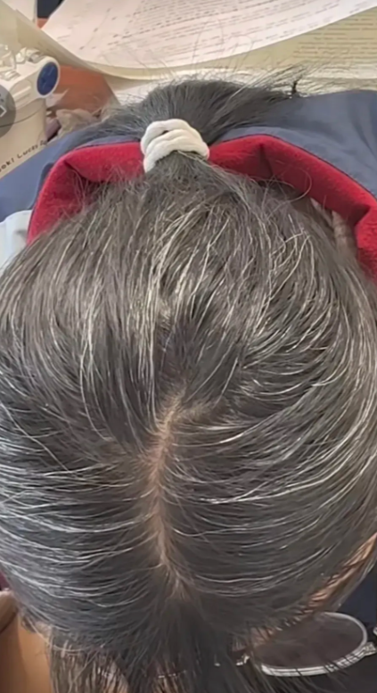所谓的给学生减负真的存在吗？
两张泪目的照片，让家长们心疼，让孩子们心酸……
“