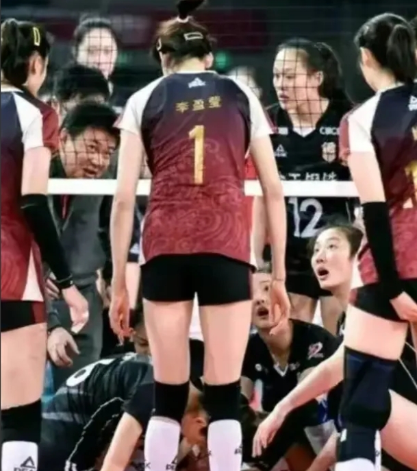 江苏女排
从教练到队员，一副要吃了李盈莹的样子
怎么着你们了？
蔡斌那个眼神，如