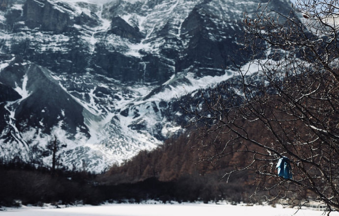 冬游甘孜冰雪世界
新年之雪，赋予了稻城亚丁全新的面貌。亚丁山谷里，古树参天，流水