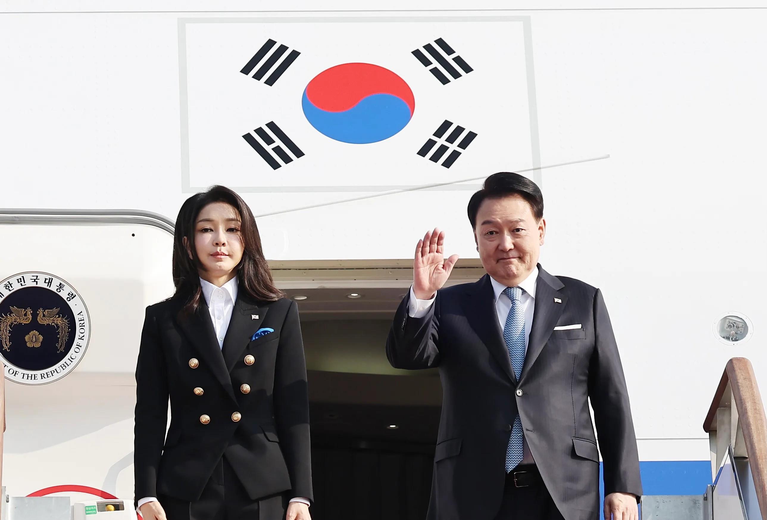 
太能甩锅了！韩国被荷兰方面曝光尹锡悦在访问期间警卫和礼宾要求过度后，韩国媒体不