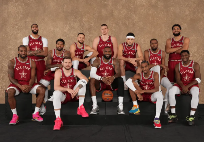 NBA门面！在今年的全明星大合照中，西部这边真是星光熠熠啊。詹姆斯的位置又是在C