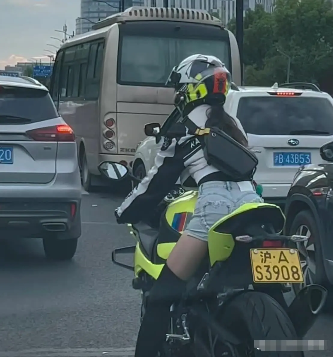 我听说车牌的价格甚至超过了汽车，这是真的吗？