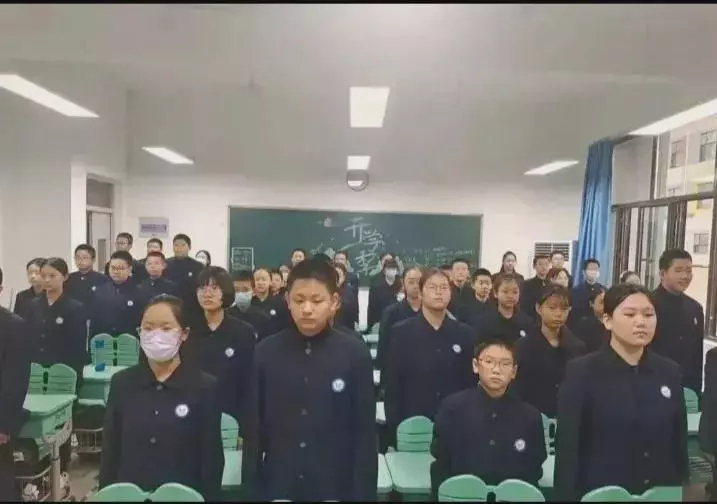 这张照片拍摄于河北承德某中学，刚刚订购了一批新校服，但是学生们穿上以后，整体给人
