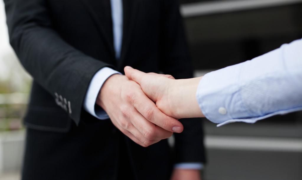 他人提供资金上的支持，帮助双方产生良好的联系，为后续合作创造条件。同时，我们应该帮助曾经帮助过我们的人，为我们的产业发展寻找优质合作