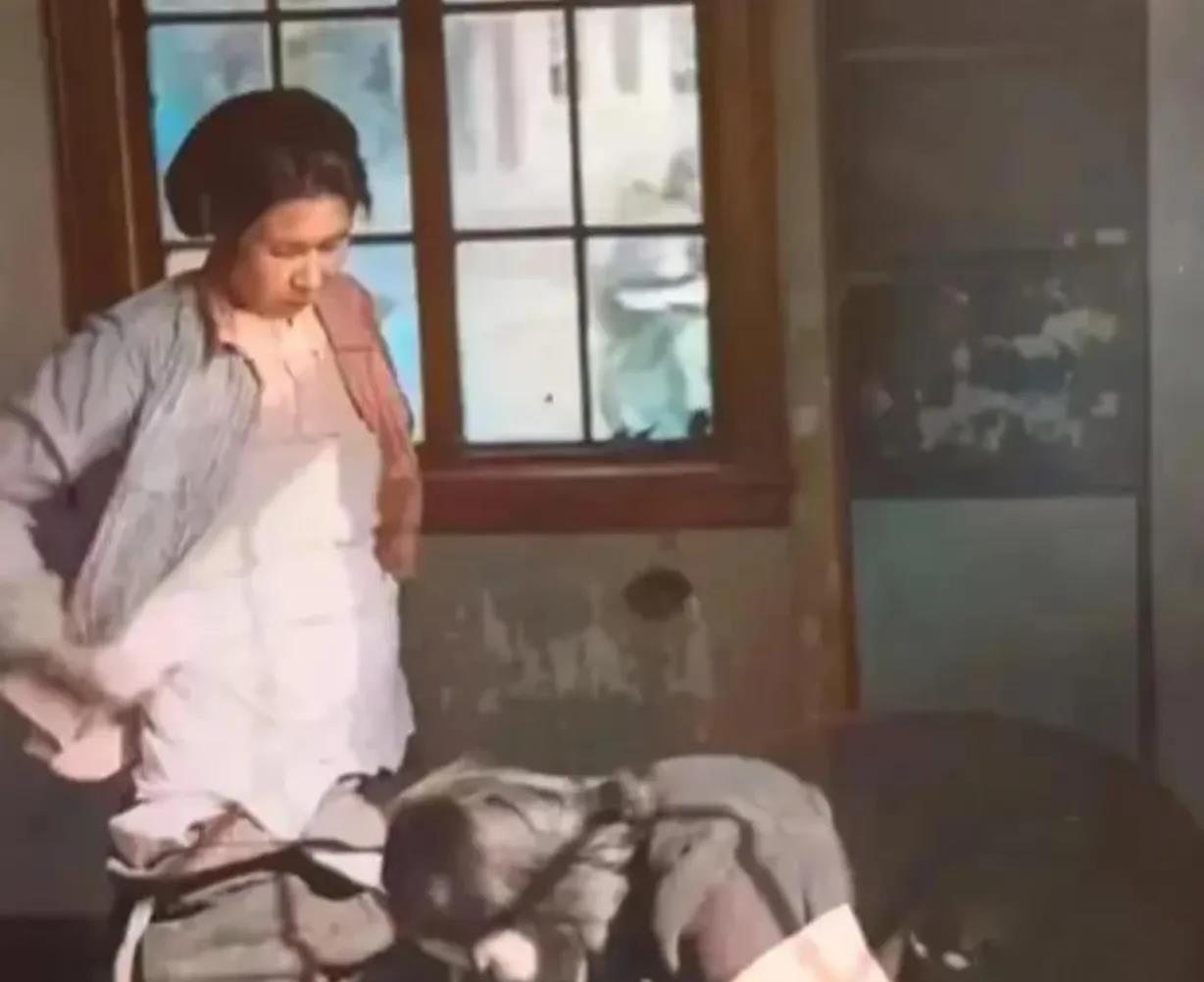 这张照片拍摄于1945年，上海海关，日本妇女正在接受检查时的情景。照片中的这名妇