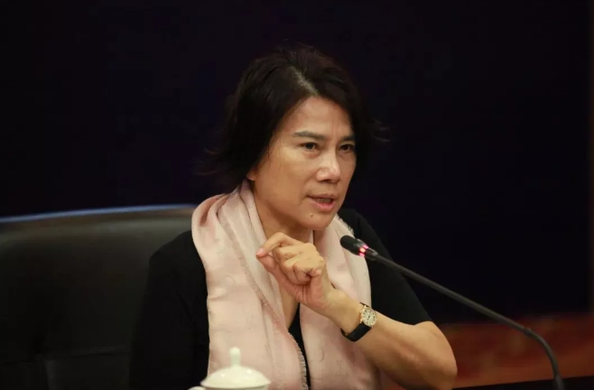 口无遮拦的她再生事端！
董明珠言论再次掀起轩然大波！
董总告诫大学生“钱不重要”