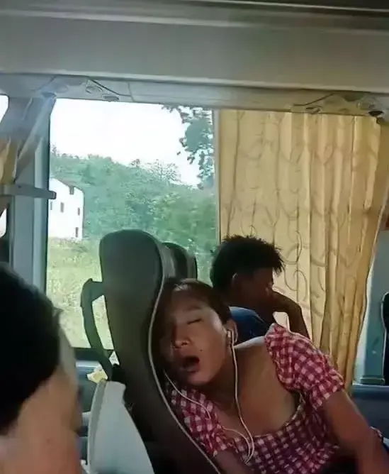如何礼貌不失尴尬地叫醒美女呢？