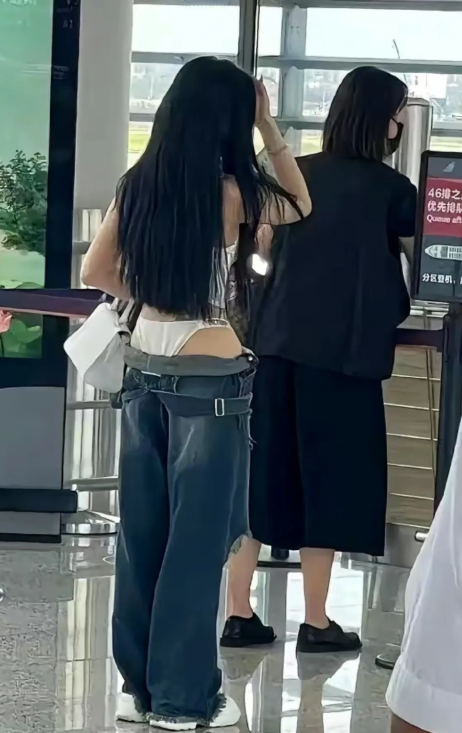 底裤外露，这是什么妆容，表达的是什么意思?现在的年轻人，他们的很多行为举止，一般