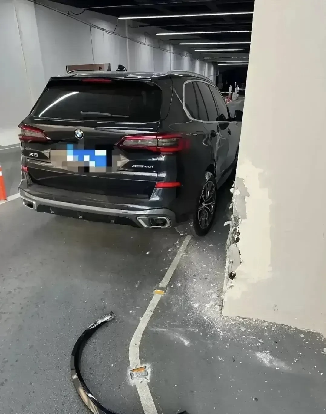 车刚被朋友开走，还没出我家地库。哎！！！
