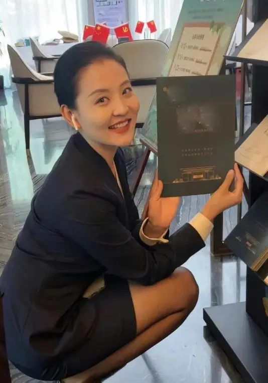 售楼部的销冠小姐姐真是太厉害了，她的销售技巧简直一流