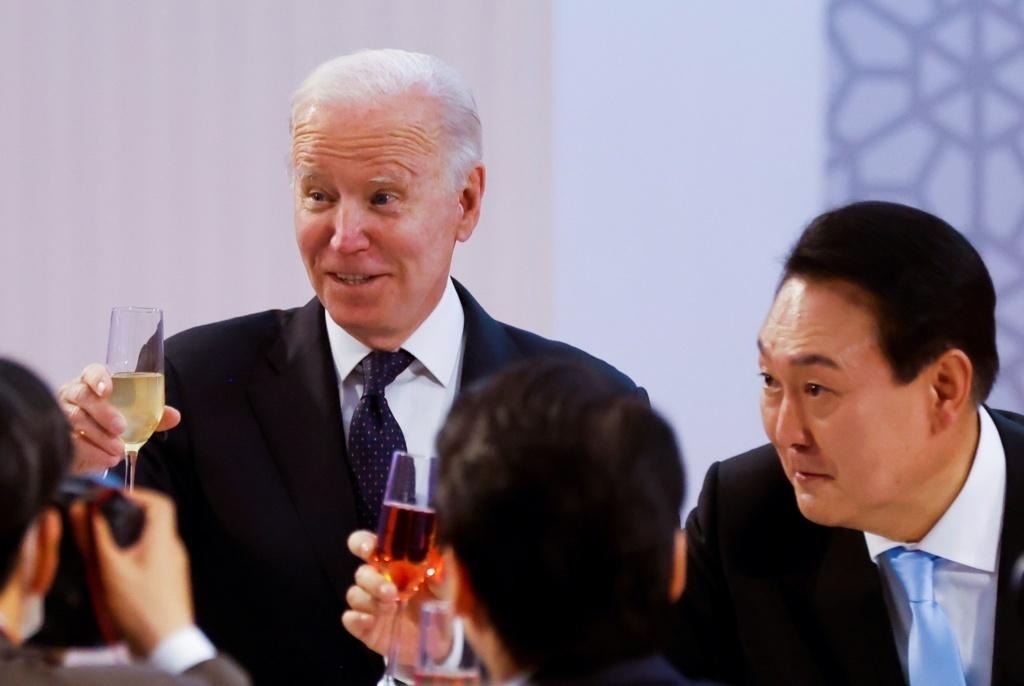 美军3艘航母靠向半岛，解放军不打嘴炮，竖起鹰击62导弹。几天前美军3艘核动力航母