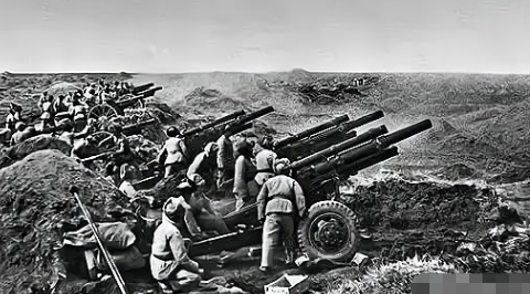 1951年，15岁的新兵战士张典文奉命擦拭炮筒炮架。可他却私自装弹，朝着敌军阵地