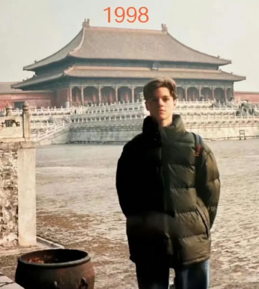 本人:时间催人老，曾经我也像后面小孩子一样年轻！
英国BBC:20多年来，中国一