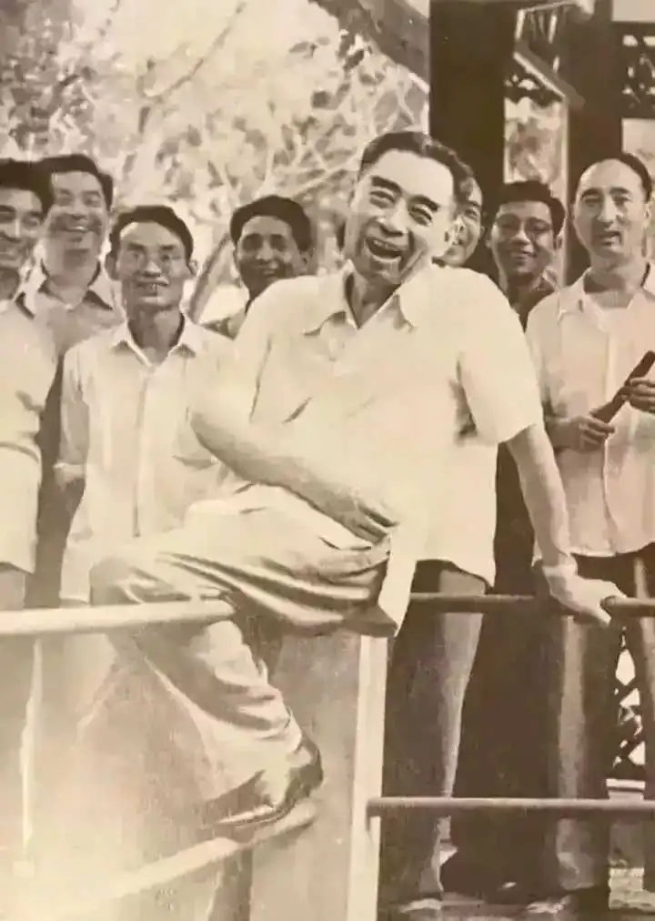 右一是谁？陈佩斯？