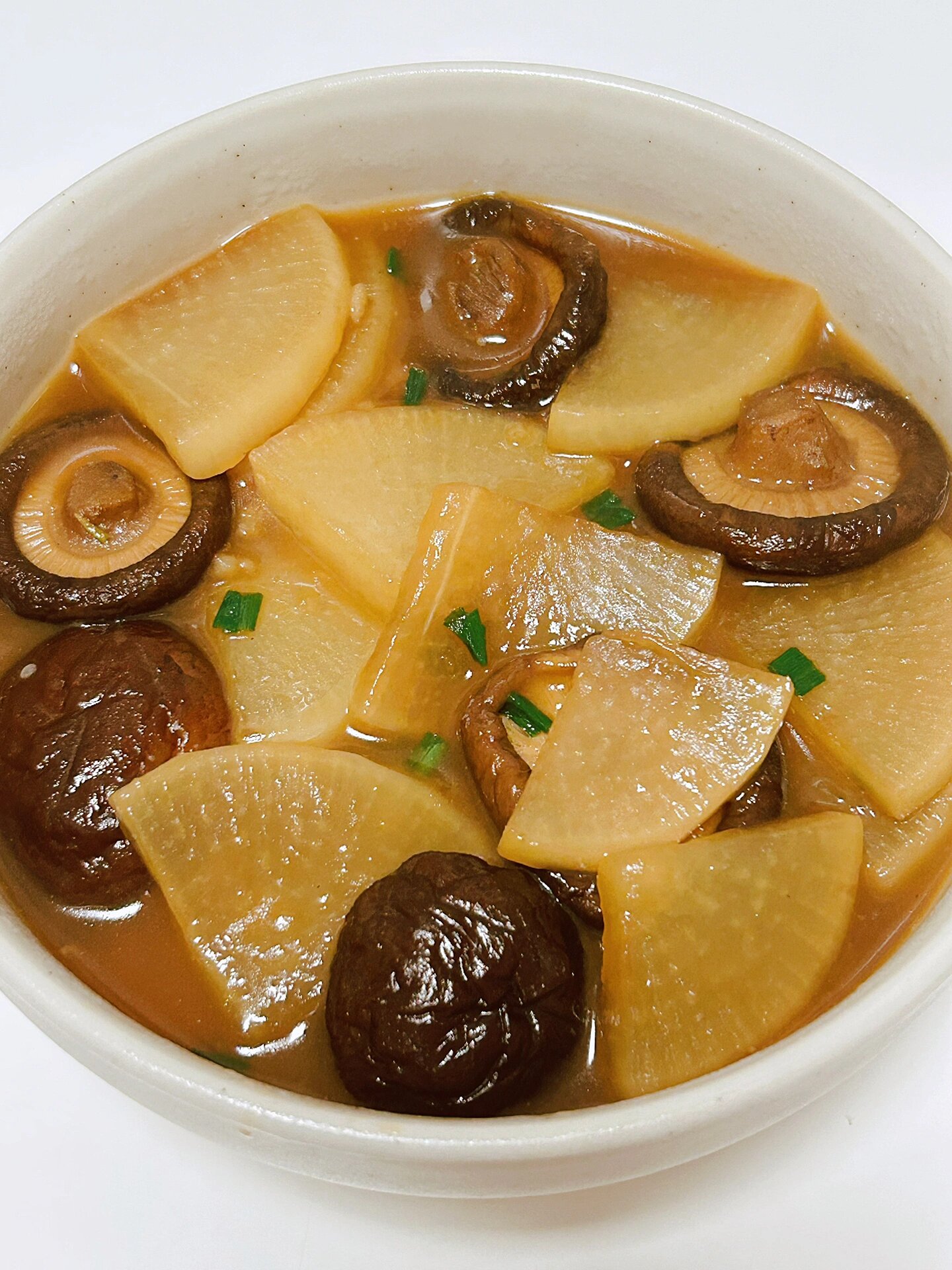 惊艳到了，比关东煮好吃的素烧萝卜！

冬天一定要多吃萝卜呀，用干香菇炖出来的白萝