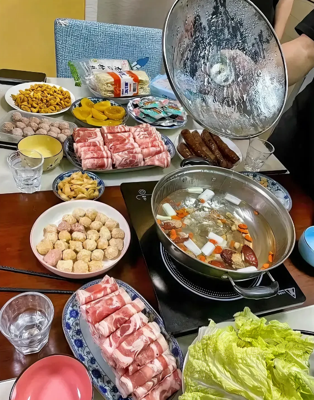 前天和老公去朋友家吃饭，饭吃到一半，我们就离开了。朋友的老婆一点也不贤惠！居然在