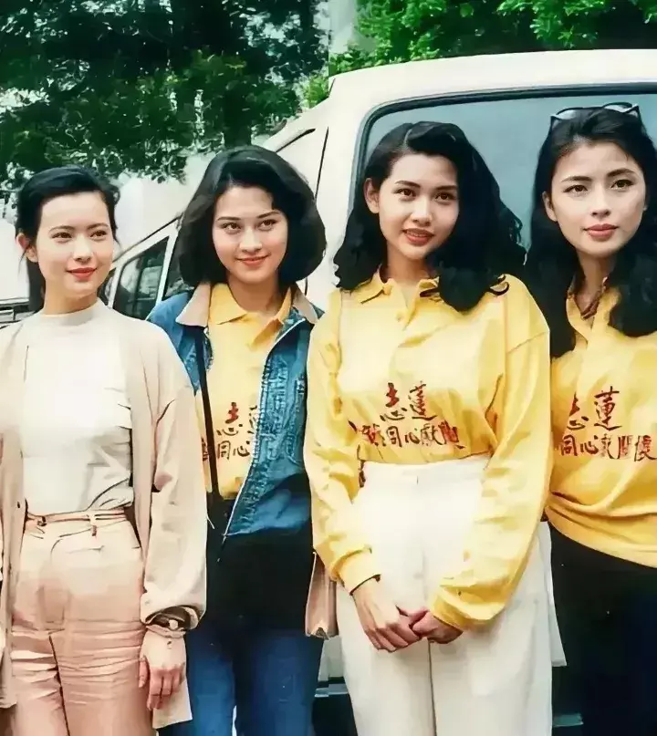 左一那个美女是谁？
一眼看过去，就她颜值最出众