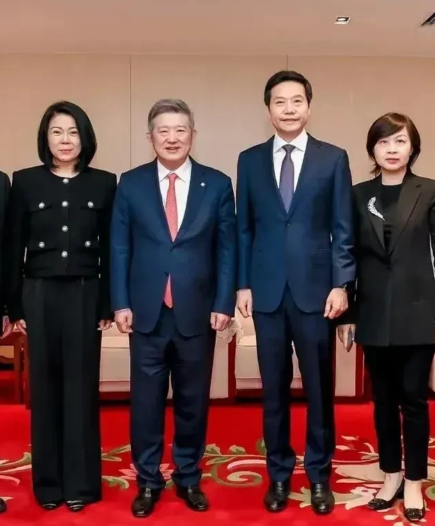 有人问我觉得雷军在武大130周年校庆这身西装穿得如何？我说就冲他捐13亿现金这事