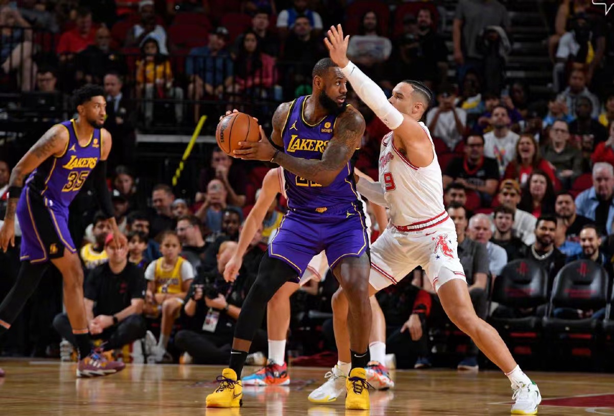 三连败，湖人的核心问题已经很明显了。
哈姆不走，湖人争冠几乎无望。
这支湖人，给