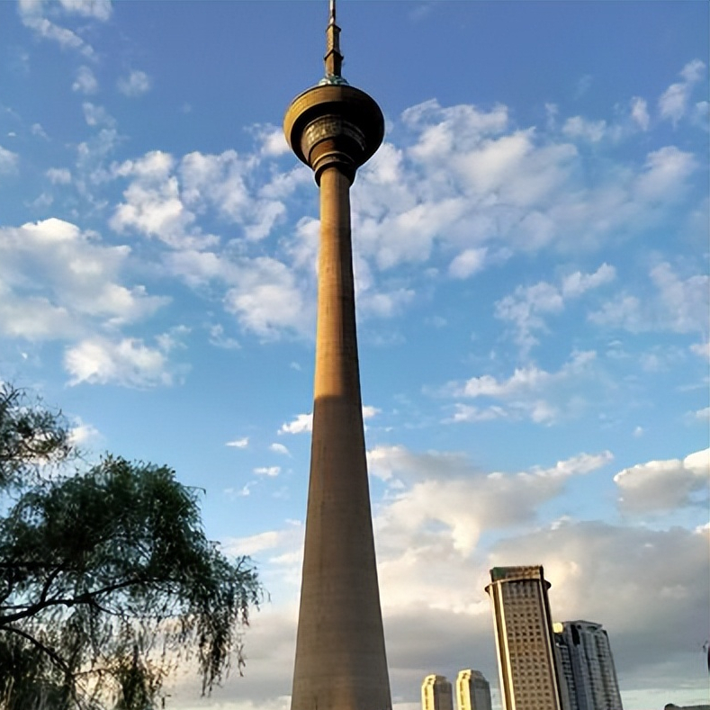今天看有人介绍天塔，
吓我一身冷汗。
说天塔当初建造时是亚洲第一高塔，
就是太低