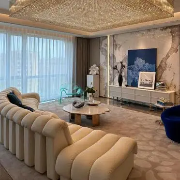 说他家穷吧，这客厅又装修得像酒店大堂一样；说他家有钱吧，他家又穷的连个电视都没有