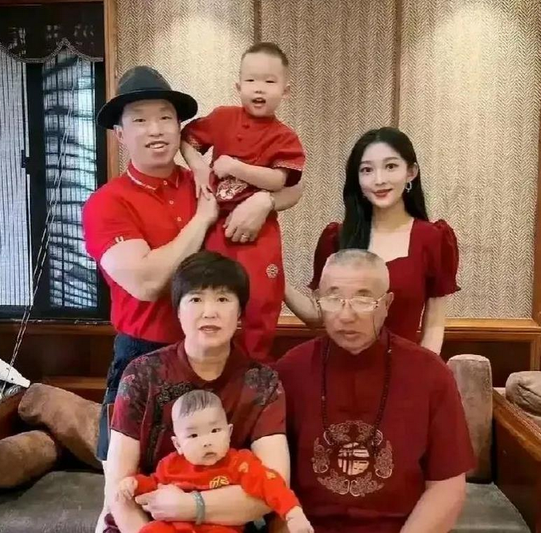 老婆再怎么漂亮，也经不住饼哥家强大的基因。两代媳妇都没能改变家族的颜值，这真是个