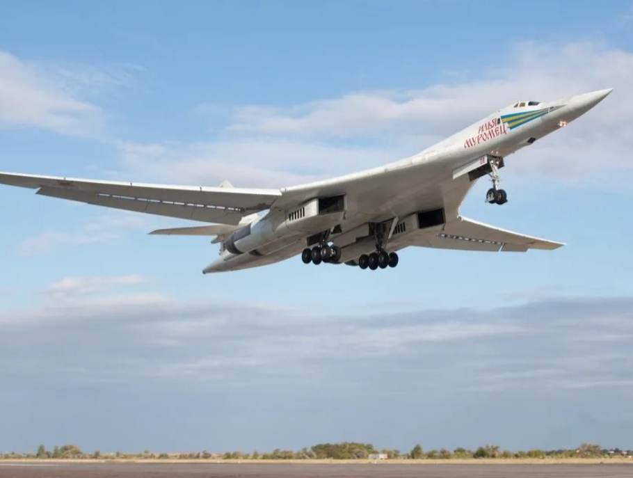 俄罗斯的图-160轰炸机白天鹅有多厉害？从俄罗斯远东起飞，不带空中加油机，它能轻