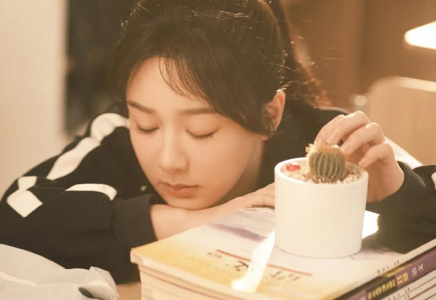 杨紫主演的《要久久爱》因收视率不佳被质疑扛剧能力，同时也因为剧情平淡缺乏火花被质