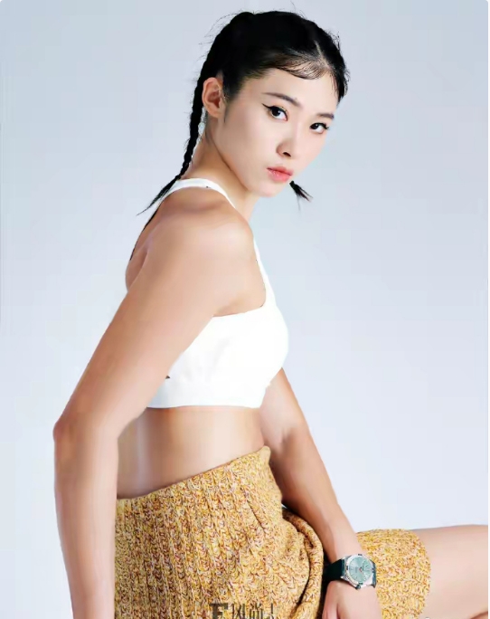 又美又能跑的川妹子吴艳妮登时尚杂志，麻花辫造型如何？ ​​​#100米栏#亚运女