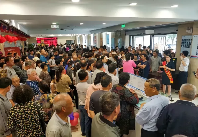 真的为沧州银行储户很着急！
不是着急怕他们取不出钱来，而是着急，他们到现在还无休