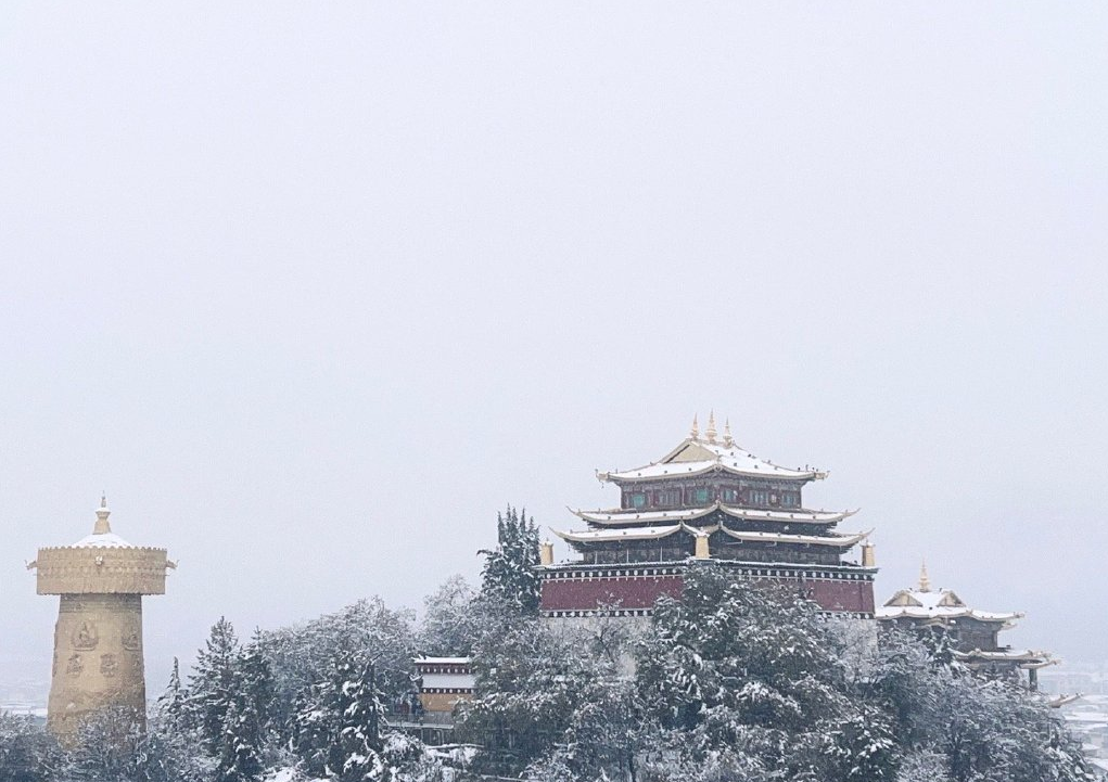 5点半，本来要去松赞林寺看晨雾，改成出门赏雪，7点多终于在路上碰到行人，土著大叔