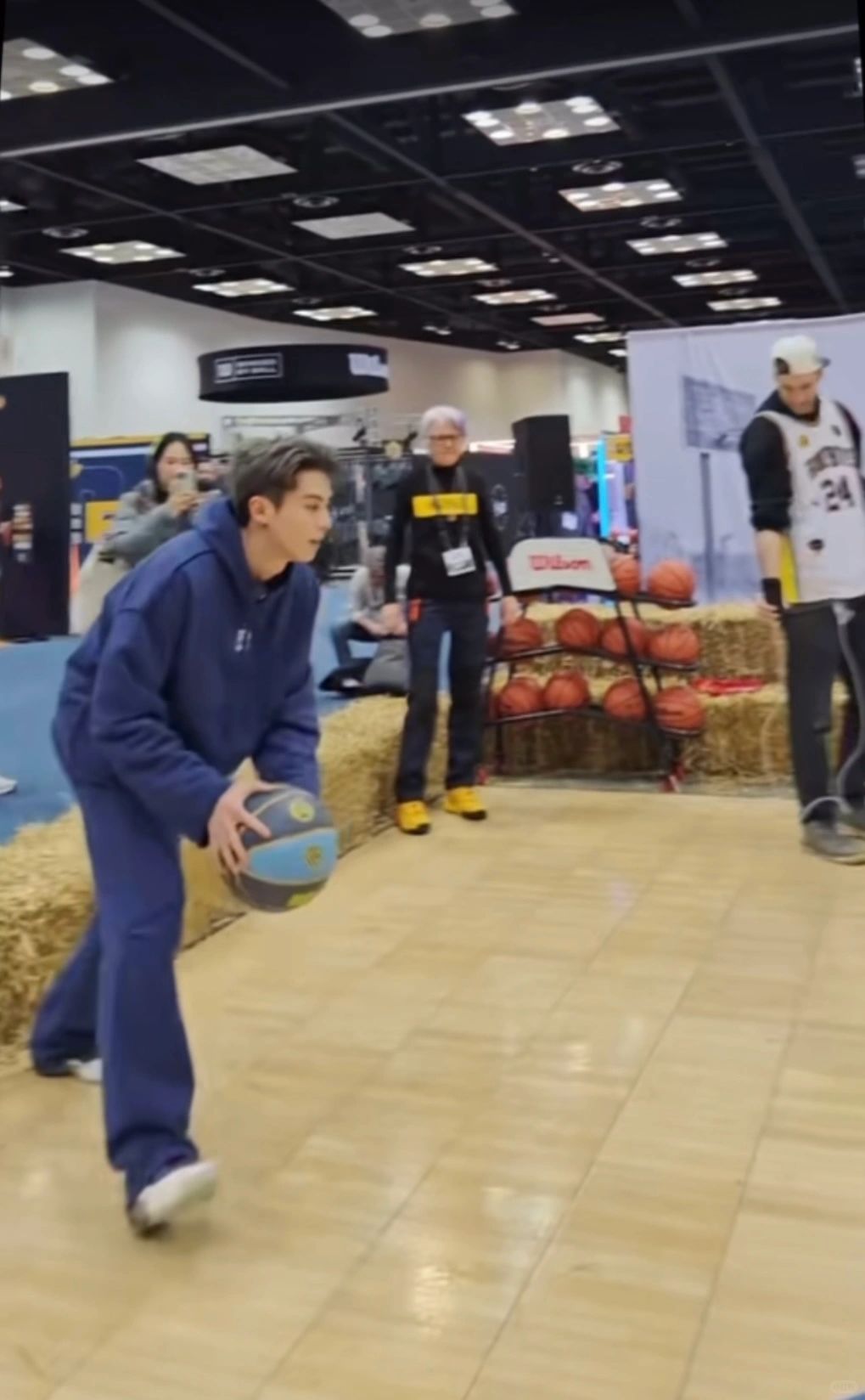 我宝这满屏的大长腿
昨天成功预言一波我鹅穿蓝色还得是这个男人啊！
加油！安全第一