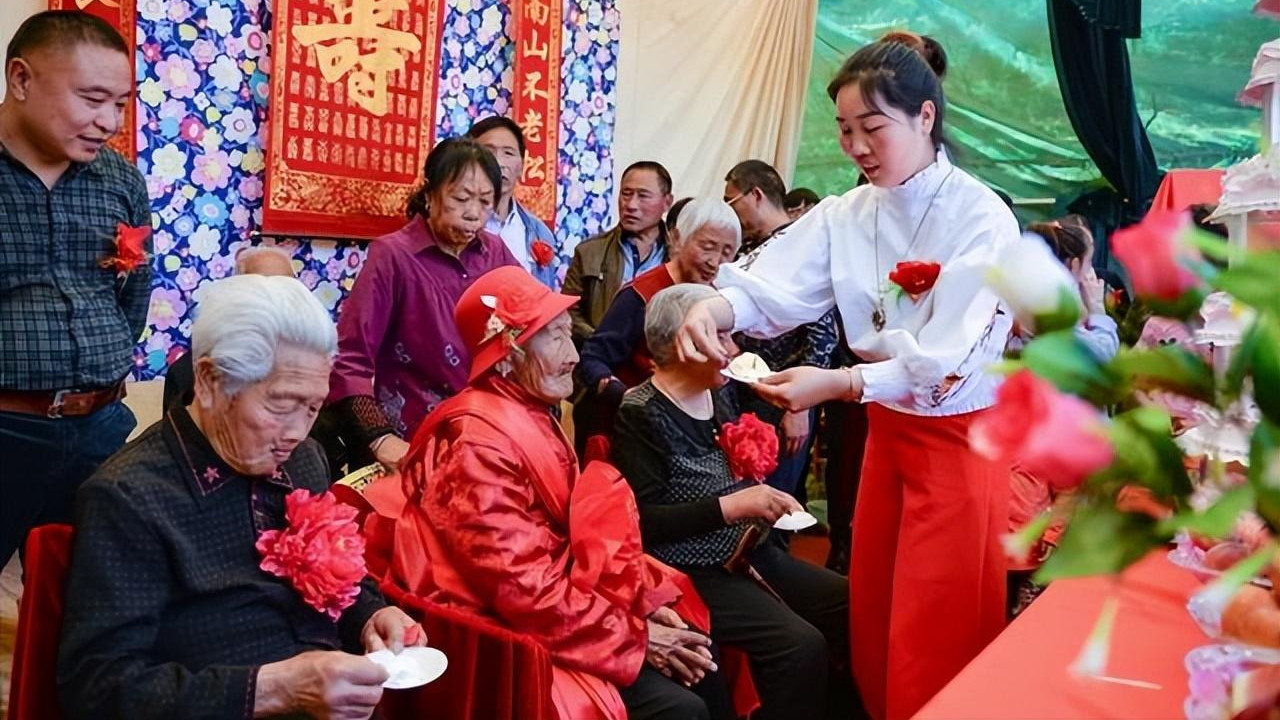 女闺蜜30岁未谈过恋爱，去应聘文员，被人事部经理强行发生关系