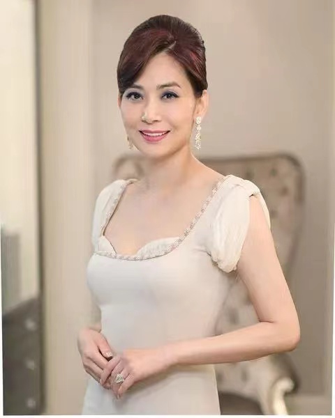 吕良伟的三任妻子∶

第一任∶周海媚，演员，1989年两人结婚，1996年离婚，