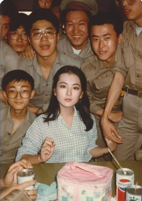 零修图无滤镜，36年前的珍贵照。有认识的吗？

她端庄优雅，冰清玉洁，出淤泥而不