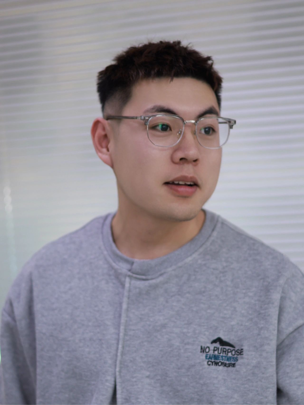 78剪了个头高低给你们整一位帅哥看看