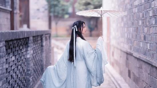 在我最绝望时，那个山神说会护我一世，后来，我成了人人恐惧的女魔头，他却迟迟不来渡我......