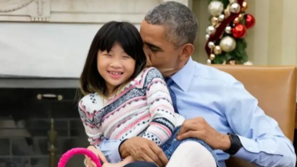 2015年，奥巴马和小侄女在一起的照片，作为大伯父眼神里充满疼爱