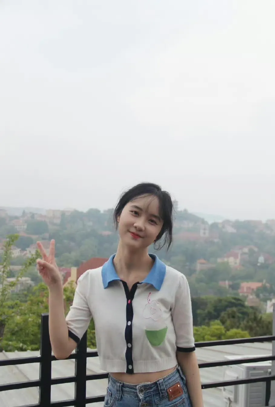 有个很瘦的女朋友是什么感觉？
巴掌大的脸，
手掌宽的腰身，
真怕一阵风就吹走的体