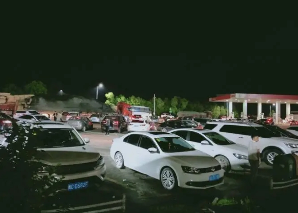 【何必呢？凌晨2点的服务区全是人】

9月29日，网友分享假期从北京自驾回郑州的